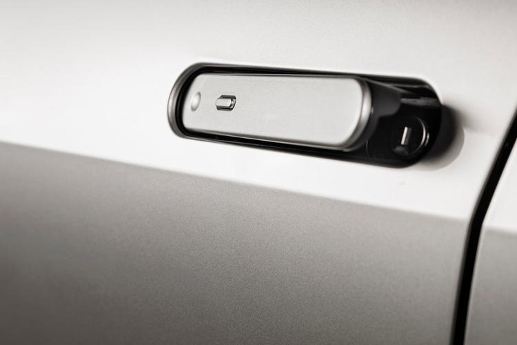 Toyota C-Hr Small Crossover/SUV 1.8 Hybrid 140 Design CVT close up