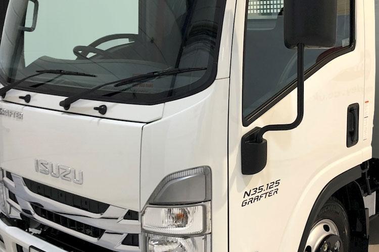 Isuzu truck N35 Chassis Cab Chassis Cab N35.150W Wide 3.0 150 Grafter SWB close up