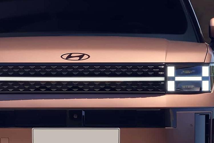 Hyundai Santa Fe Large SUV 1.6TGDi Hybrid 239 Premium Auto 2WD close up