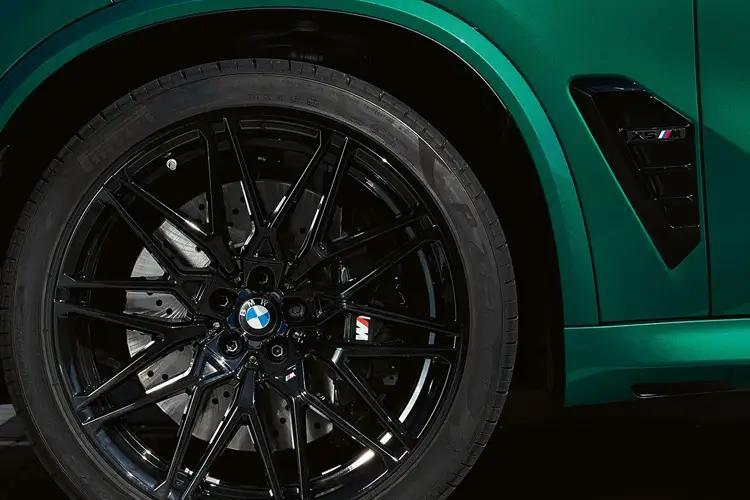 BMW X5 M F95 Medium Crossover/SUV 4.4 V8 Competition Auto close up